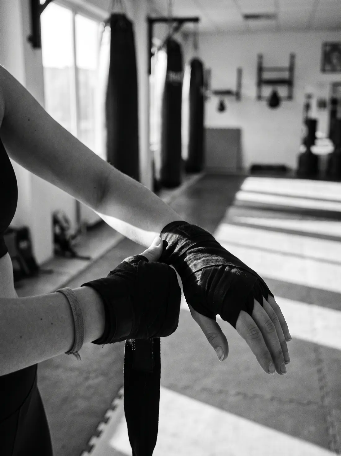 Mains bandées avant un entraînement de boxe au SSK Fighting
